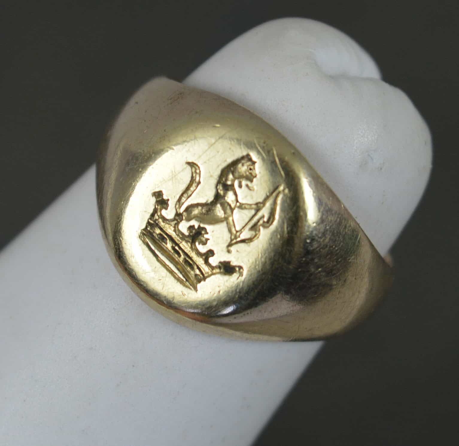 Antique 9ct Gold Crest Intaglio Seal Signet Ring