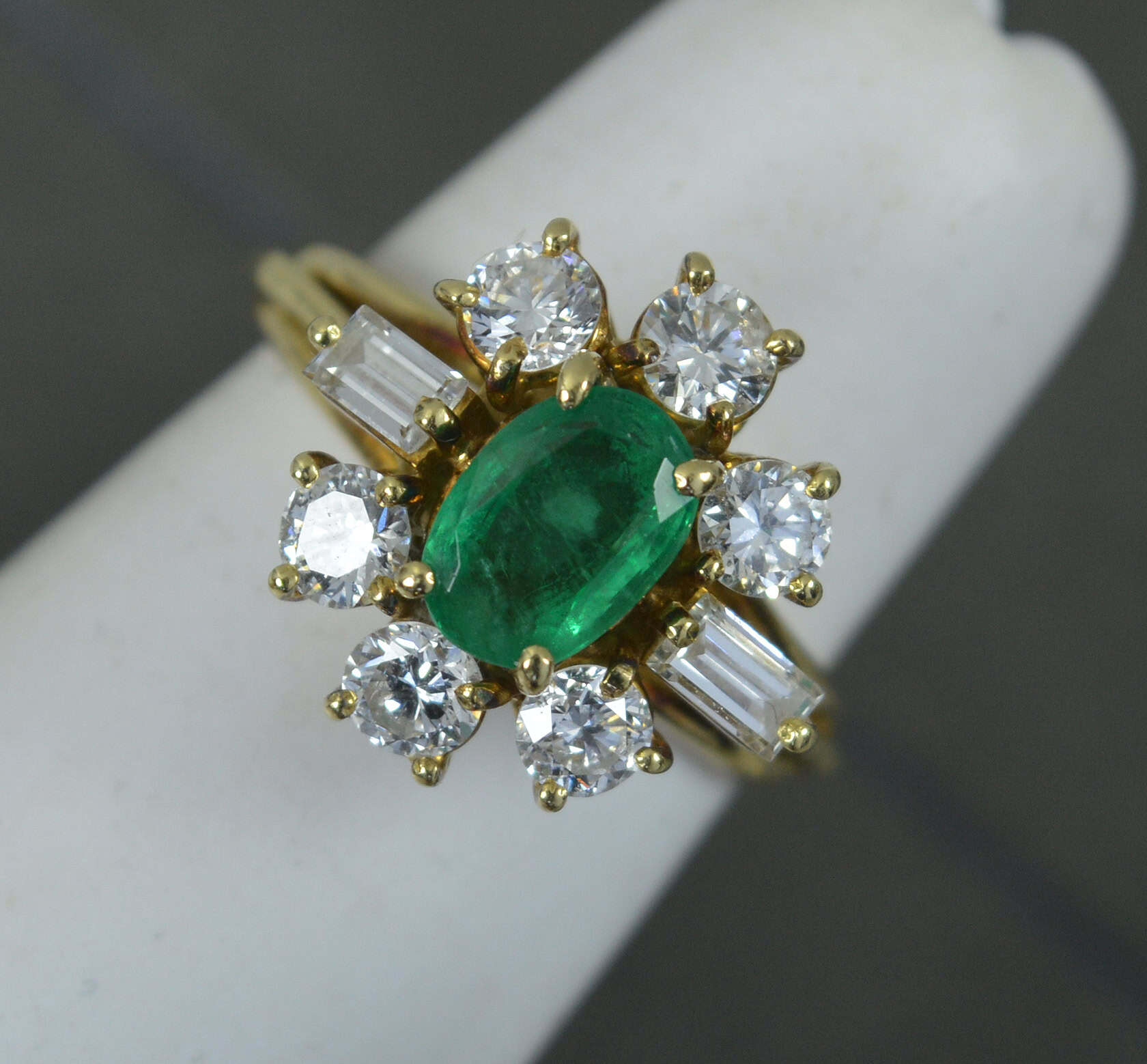Beautiful Emerald and VS 1.25ct Diamond 18ct Gold Cluster Ring